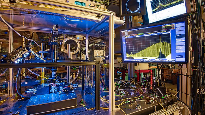 Optical frequency synthesizer