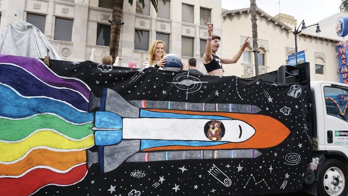 Sofia Fatigoni and Riccardo Caniato on the Caltech float