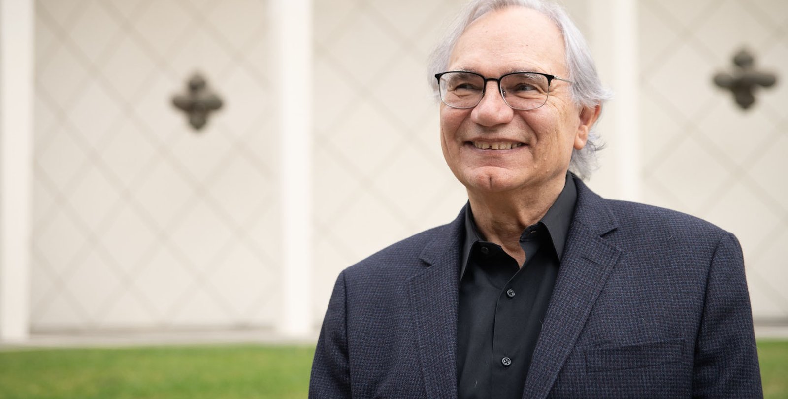 Image of Richard Andersen in a dark blazer in front of Beckman Auditorium