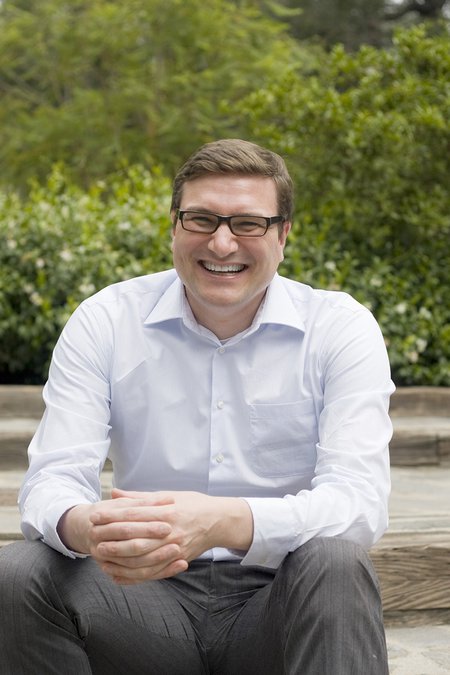 A portrait of Andre Hoelz