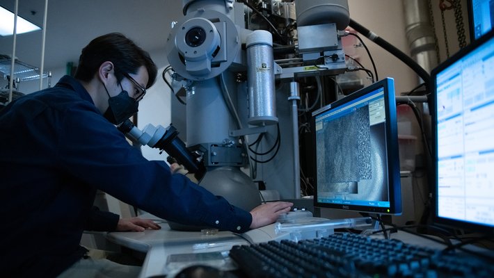 Changsoon Choi working at the electron microscope in Axel Scherer's lab.