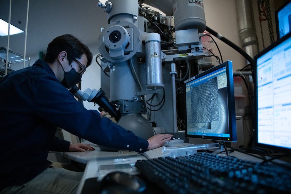 Changsoon Choi working at the electron microscope in Axel Scherer's lab.