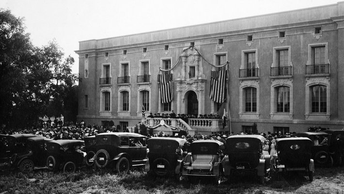 Commencement on the steps of Gates Laboratory of Chemistry, 1917