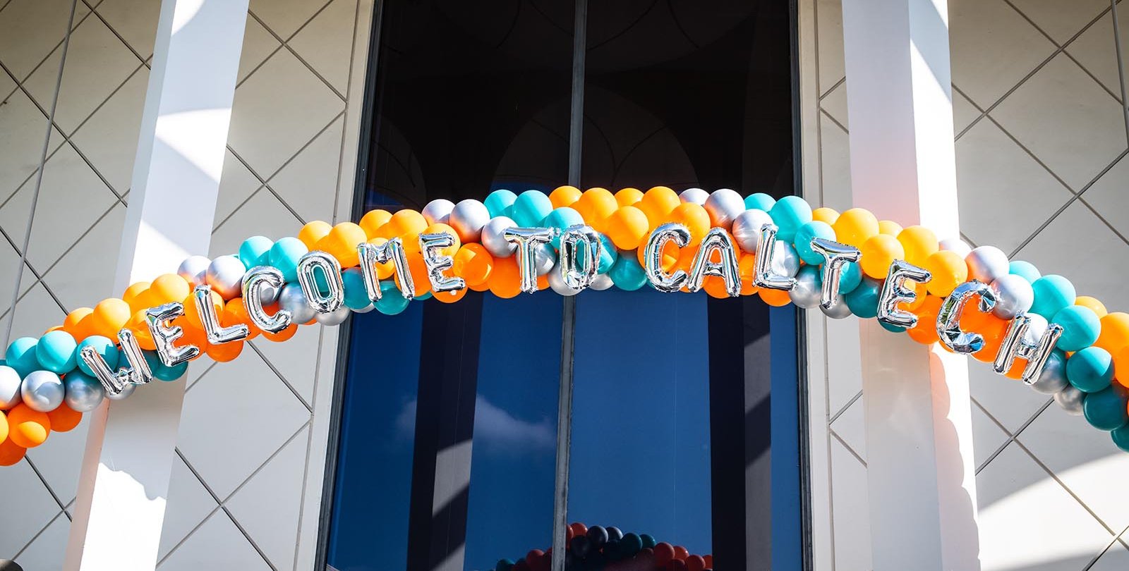 balloon arch showing "Welcome to Caltech"