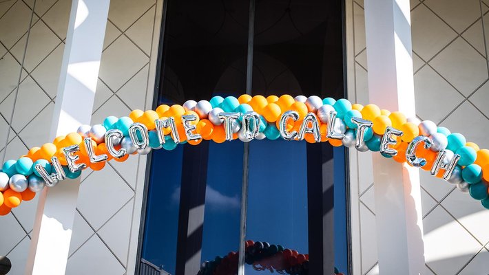balloon arch showing "Welcome to Caltech"