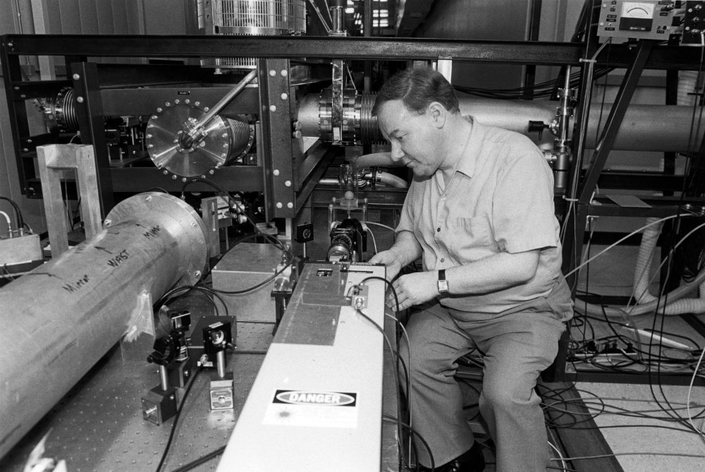 photo of Ronald Drever in the lab