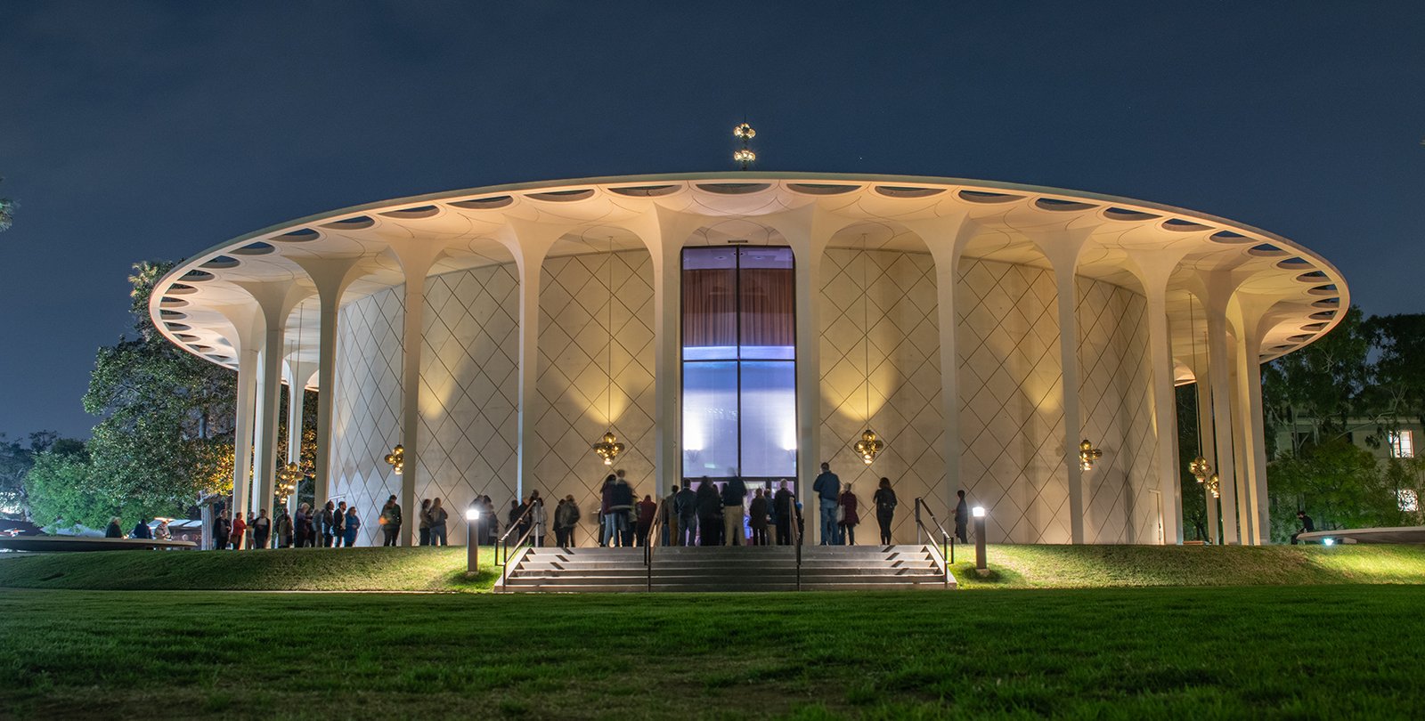 audience lined up outside of beckman auditorium