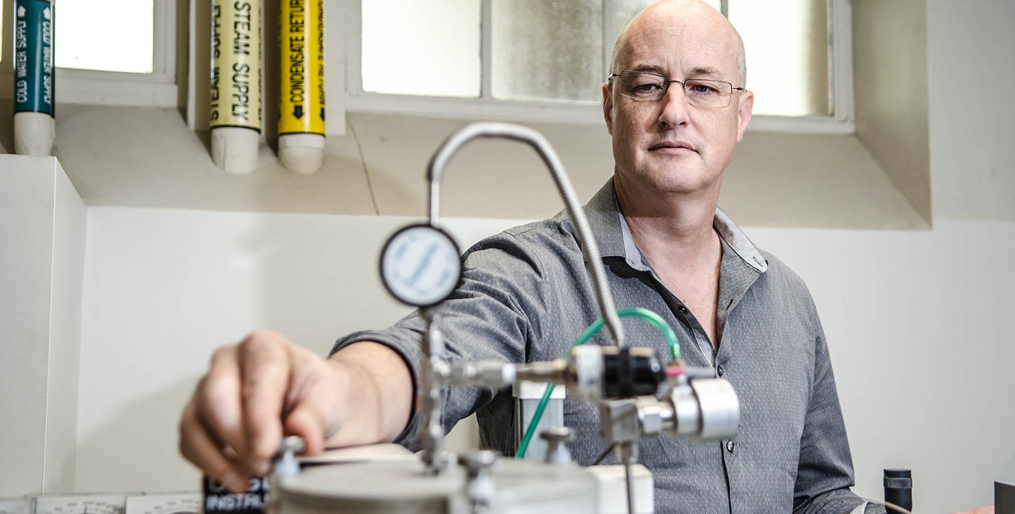 John Eiler working in his lab