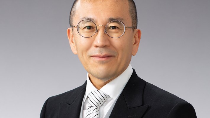 Hirosi Ooguri wearing a suit and tie.