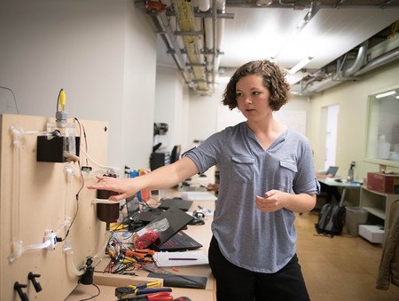 Caroline Paules in Caltech lab