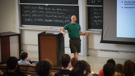 Rob Phillips giving a Bi 1 lecture.