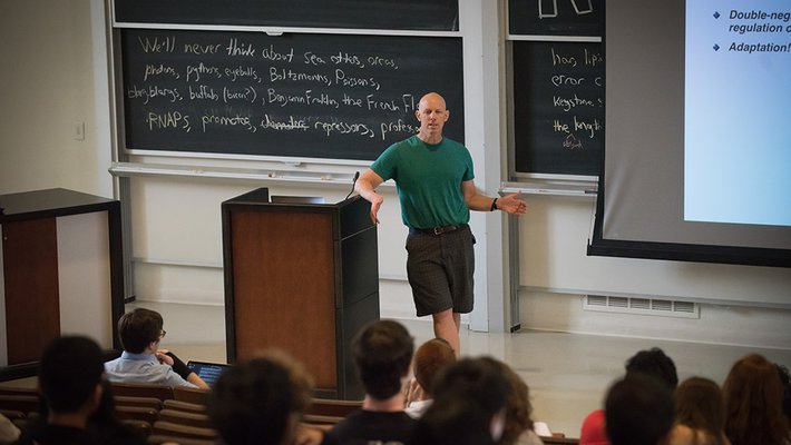 Rob Phillips giving a Bi 1 lecture.