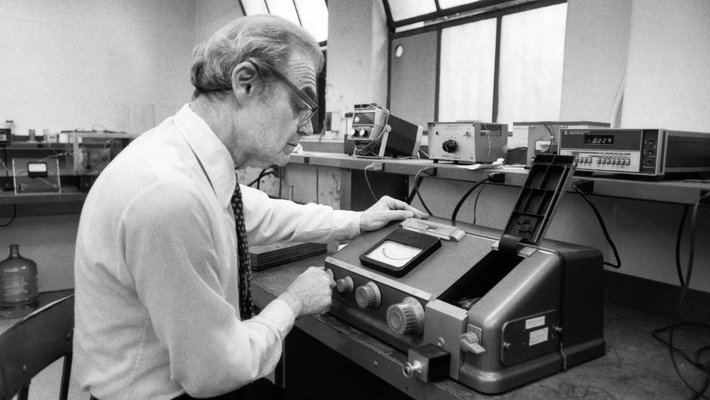 photo of Rolf Sabersky with spectrophotometer