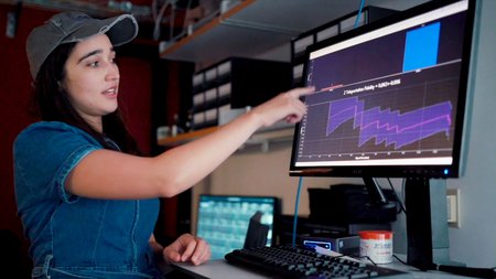 Caltech graduate student Samantha Davis analyzing CQNET's quantum teleporation data