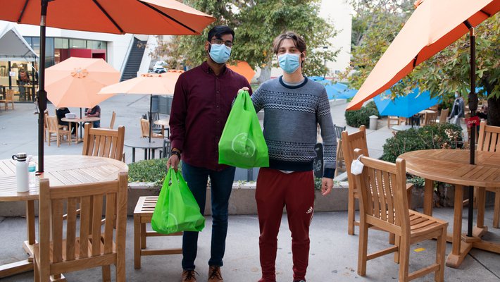 Caltech graduate students holding Thanksgiving dinner to-go
