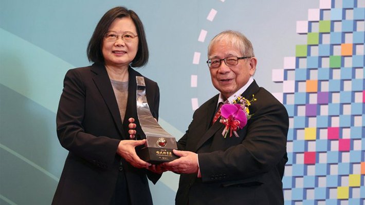 Sunney Chan and the president of Taiwan pose together with an award.