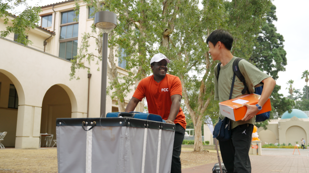 A First-Year Caltech Connector helps a new student move luggage to their residence.