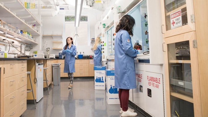 graduate students in Alison Ondrus's lab