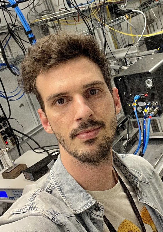 A photo of Stefan Lohaus. In the background is laboratory equipment.